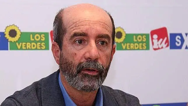El portavoz de Por Tenerife-Nueva Canarias en el Ayuntamiento de La Laguna, Santiago Pérez, en una rueda de prensa