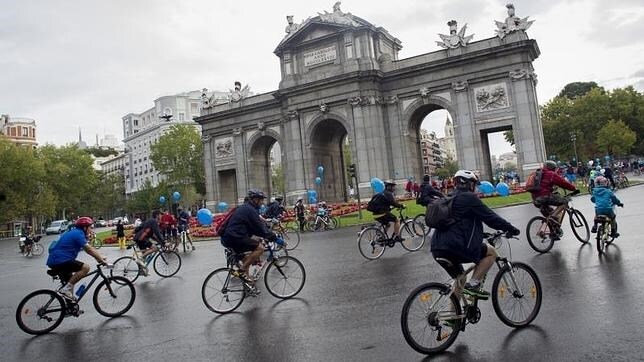 Los ciclistas en la 27ª edición de la Fiesta de la Bicileta pasan por la Puerta de Alcalá este domingo