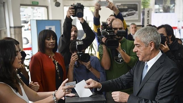 José Sócrates vota sin escolta y en medio de un circo mediático