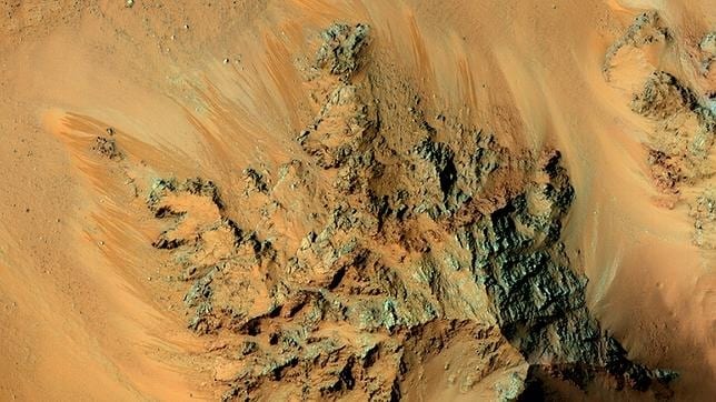 Cauces conocidos como surcos lineales (RSL), supuestamente formados por agua líquida en Marte