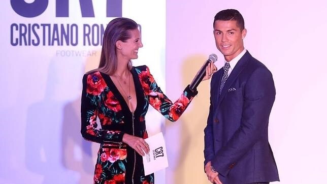 La presentadora Diana Pereira entrevista a Ronaldo en la pasarela