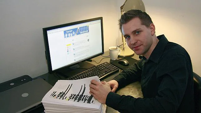 El estudiante austríaco de derecho Max Schrems con los 1222 folios que Facebook había almacenado sobre sus datos privados
