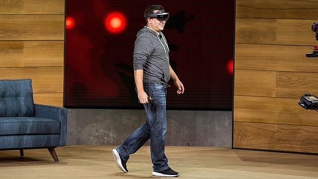 HoloLens, las gafas de realidad aumentada de Microsoft, no llegarán hasta al menos 2017