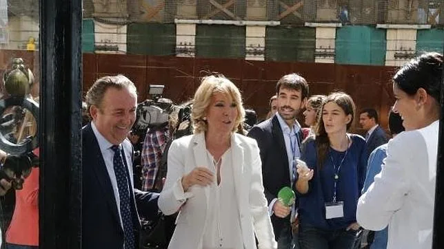 Esperanza Aguirre, a su entrada al Foro de ABC con Mariano Rajoy
