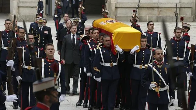 El féretro con los restos mortales del infante Carlos de Borbón