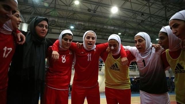 Irán desmiente que hubiera hombres en la selección femenina