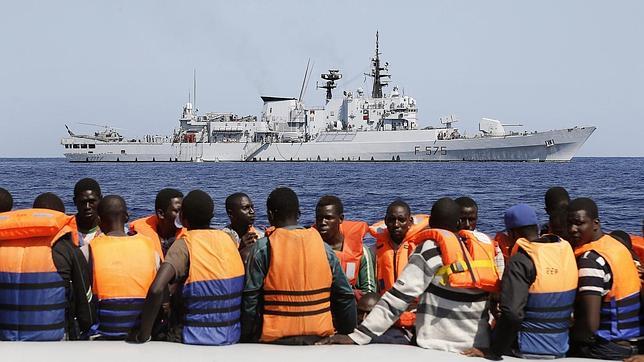 La UE abre una operación para detener a traficantes de inmigrantes en el mar