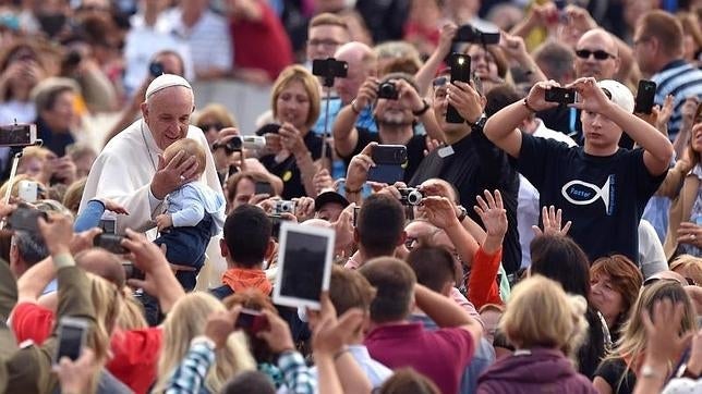 El Papa denuncia que la política «da señales de deterioro: agresividad, vulgaridad y desprecio»