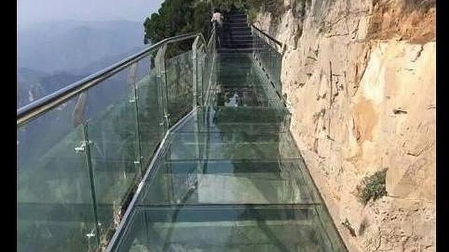 Pánico por las roturas en una pasarela de cristal a mil metros de altitud en China