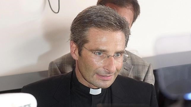 El sacerdote homosexual expulsado del Vaticano dice sentirse «liberado y en paz»