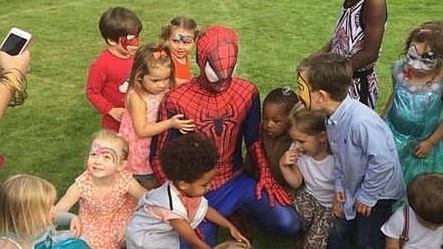 Un heroico sujeto disfrazado de Spider Man salva a tres personas de la muerte