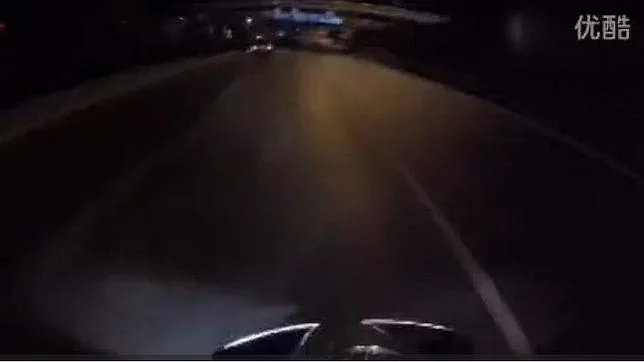 Un motorista suicida difunde en YouTube su «hazaña» más peligrosa