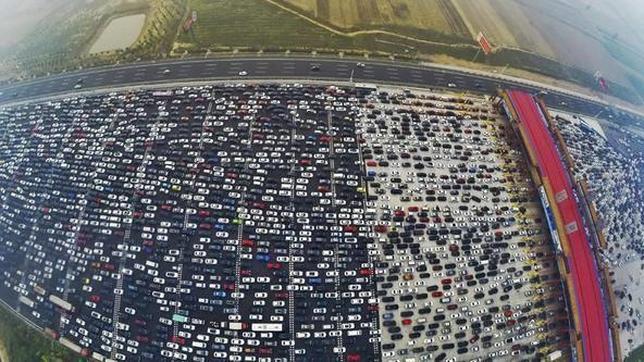 Impresionantes imágenes de un atasco en una autopista china