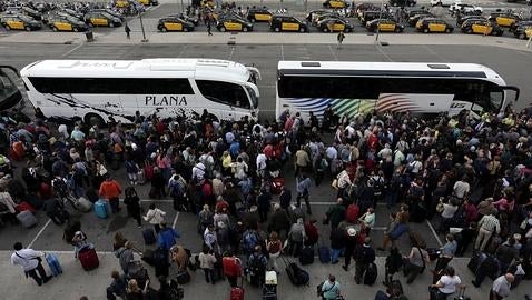 Pasajeros afectados se agolpan en los autobuses