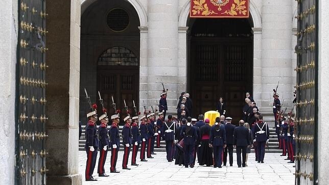 Un cordón de honor rinde honores al Infante en El Escorial