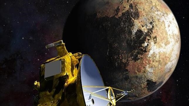 Recreación de la NASA muestra a la nave espacial New Horizons cerca de Plutón y de su luna más grande