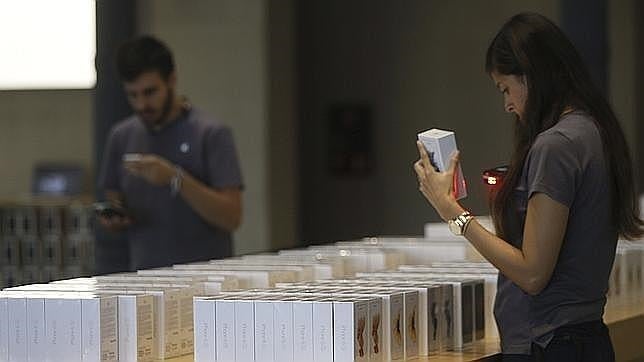 Colas en Madrid y Barcelona para comprar el nuevo iPhone 6S de Apple