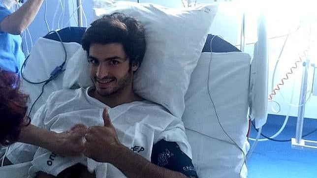 Carlos Sainz, sonriente en el hospital