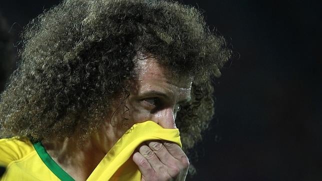David Luiz abandonó el césped con gesto de preocupación