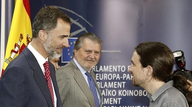 Don Felipe recibe el saludo de Pablo Iglesias el pasado abril en la Eurocámara en Bruselas