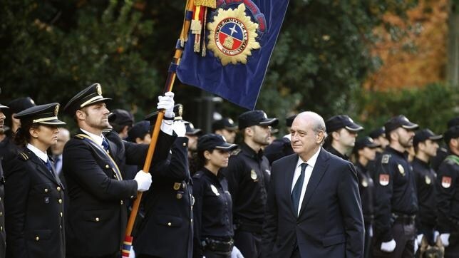 El ministro del Interior, Jorge Fernández Díaz, pasa revista durante el homenaje que la Policía Nacional ha rendido a la Fiesta Nacional