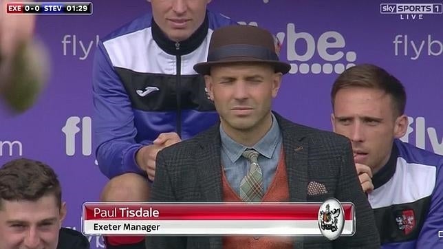 Paul Tisdale, el entrenador que dirige al Exeter City con sombrero de bombín