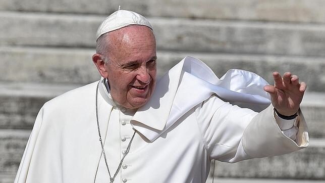 El papa Francisco saluda a los feligreses en la Plaza de San Pedro del Vaticano