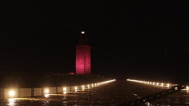 La Torre de Hércules se viste de rosa