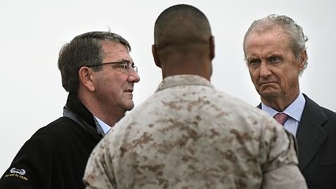 Carter, secretario de Defensa de EE.UU., y Morenés, el martes 6 en Morón/AFP