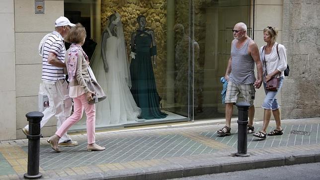 Alicante intenta posicionarse como destino de turismo de compras para bodas