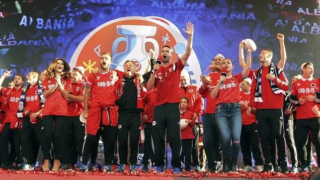 Fiesta de los jugadores albaneses en Tirana