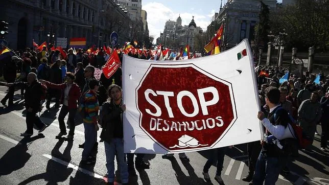 Activistas de la plataforma Stop Desahucios, durante una manifestación en Madrid