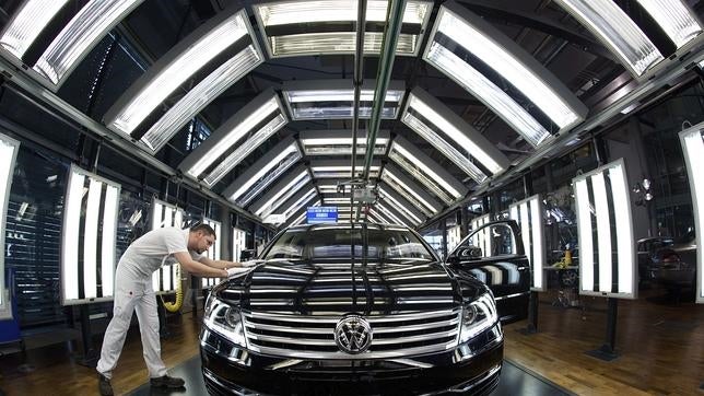 Volkswagen reducirá las inversiones en su marca principal en mil millones de euros al año