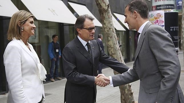 El Rey y Mas se saludan tras la ausencia del presidente catalán en la Fiesta Nacional