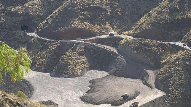 Morales amenaza con devolver las competencias de la carretera de La Aldea