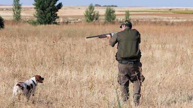 Un cazador sale al campo en Entrala, Zamora (Castilla y León)