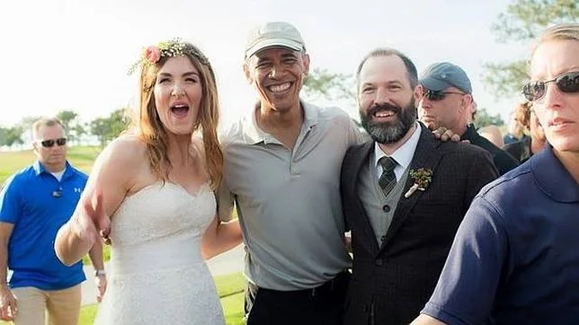 Stephanie y Brian, los recién casados, posan junto a un sonriente Obama el día de su boda