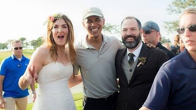 Stephanie y Brian, los recién casados, posan junto a un sonriente Obama el día de su boda