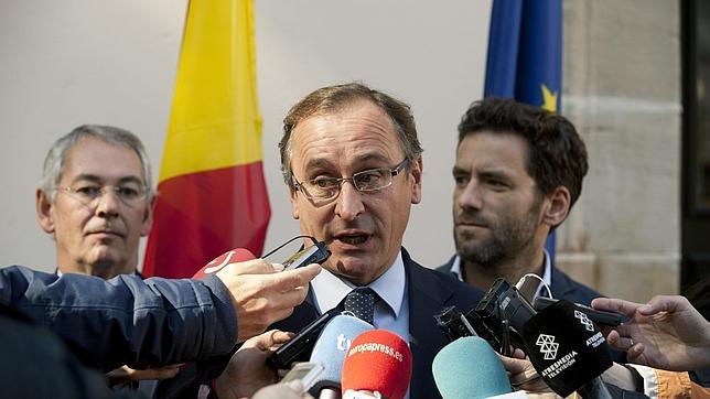 Alfonso Alonso, flanqueado por Damborenea y Sémper, tras anunciarse su candidatura a liderar el PP vasco