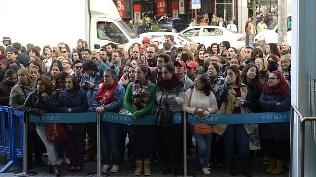 Centenares de personas aguardan la apertura de tienda Primark de Gran Vía