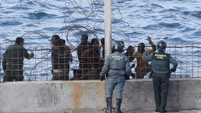 Un grupo de guardias civiles vigilan la frontera de Benzú, que separa Ceuta de Marruecos