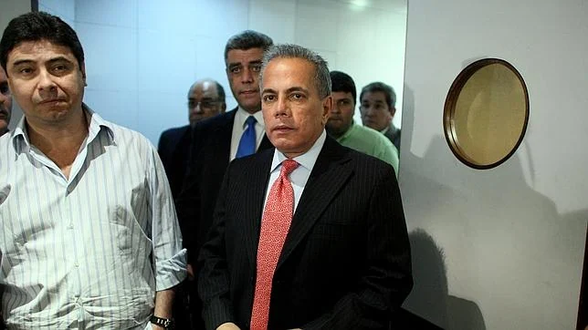Manuel Rosales, a la derecha, en Caracas hace seis años