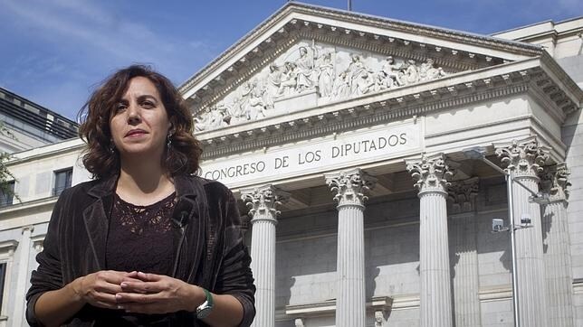 Irene Lozano frente al Congreso de los Diputados.