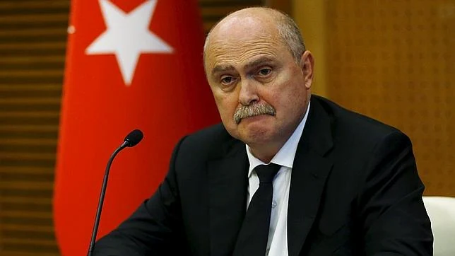 El ministro de Exteriores turco, Feridun Sinirlioglu, se dirige a los medios este viernes en Ankara