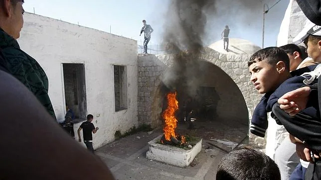 Jóvenes radicales palestinos prenden fuego a la Tumba de José en Nablús