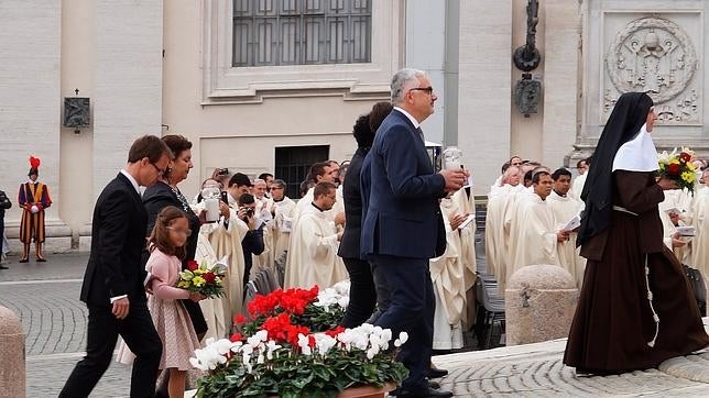 La niña valenciana, cuya curación milagrosa ha permitido la canonización del matrimonio francés asiste a la misa