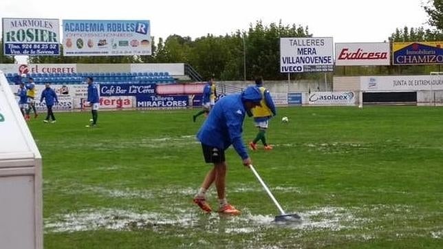 El estadio del Villanovense, próximo rival del Barcelona en la Copa, anegado