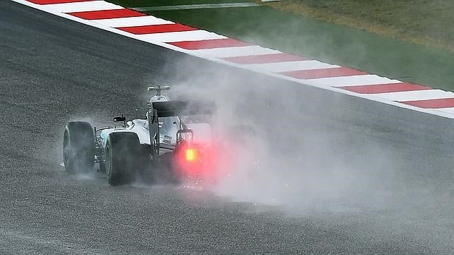 Rosberg manda bajo la lluvia