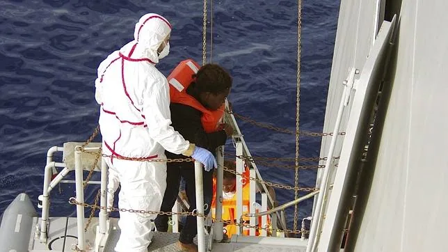 Ocho inmigrantes muertos y 633 rescatados al intentar llegar a Italia