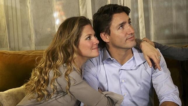Justin Trudeau sigue con su mujer el resultado de las elecciones